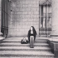 Tuinposter девушка на ступеньках © Irina84