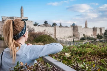 Wandaufkleber Young beautiful woman is watching for Jerusalem old town wall, I © kryvan