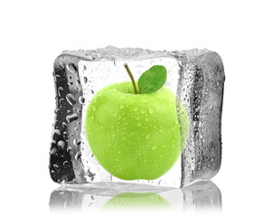 Jabłko w kostce lodu - obrazy, fototapety, plakaty