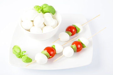 Antipasto all'italiana di mozzarelle fresche,pomodori e basilico