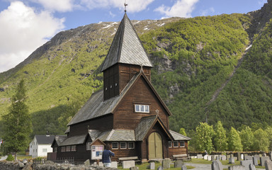 Fototapeta na wymiar Roldal, Dorf, Stabkirche, Lato, Norwegen