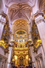 Fototapeta na wymiar Bazylika kamiennych kolumnach Witraż Katedra Andaluzja Granada