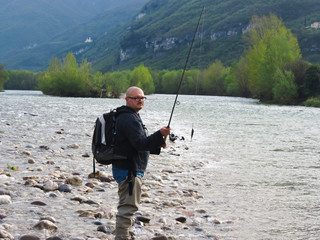 pescatore sul fiume