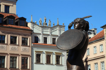 Syrenka (mermaid) statue on Old Town Market square in Warsaw © nastyakamysheva