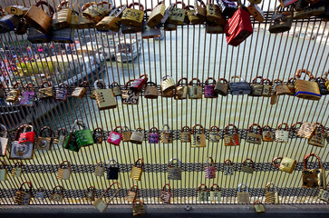 Cadenas, symbole d'amour, au Pont des Arts à Paris