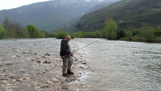 pescatore sul fiume