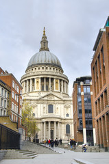 Fototapeta na wymiar St Pauls Cathedral in London, people walking
