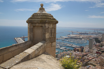 Alicante Hafen von oben mit Aussichtsturm