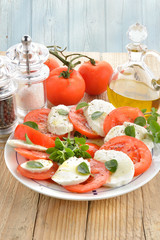 mozzarella e pomodoro caprese verticale legno