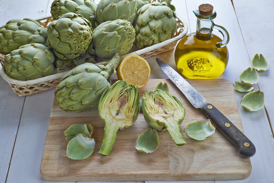 Alcachofas frescas y aceite de oliva para cocinarlas
