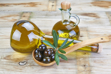 Aceite de oliva virgen extra y aceitunas en la mesa de la cocina