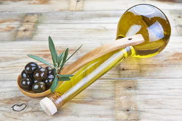 Aceite de oliva virgen extra y aceitunas en la mesa de la cocina