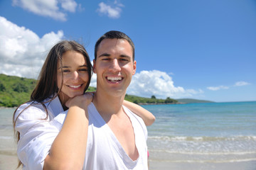 Obraz premium happy young couple have fun on beach