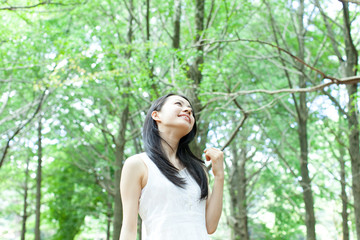 Naklejka premium 森の中の女性