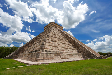 Fototapeta na wymiar Pyramid Kukulkan, Chichen Itza
