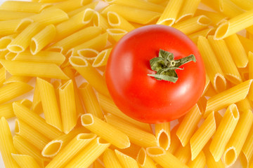 Pasta penne ungekocht mit Tomate.