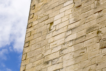 Muro di pietra leccese con sfondo cielo