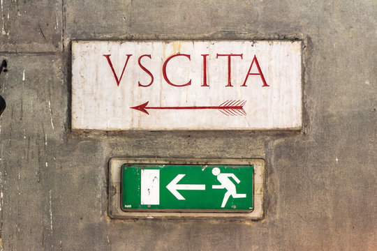 Schild Uscita (Ausgang) in Italien
