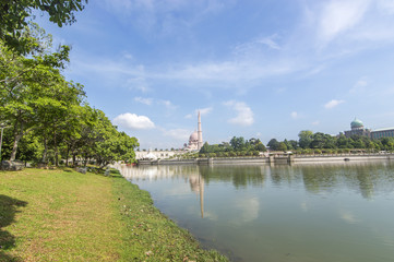 Fototapeta na wymiar Garden river facing to mosque view with blue skies