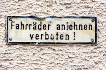 Fahrräder anlehnen verboten