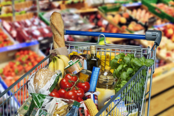 Einkaufswagen mit Lebensmitteln im Supermarkt - 63844253