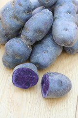 patate viola su tavolo di legno
