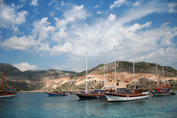 Парусные яхты в море у острова