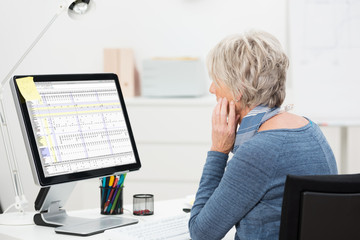 ältere mitarbeiterin arbeitet am computer