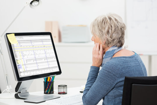 &auml;ltere mitarbeiterin arbeitet am computer
