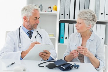 Obraz premium Senior woman visiting doctor