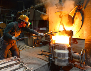 Industriearbeiter in Giesserei // Industrial workers in foundry