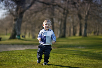 Niño corriendo en el campo de golf