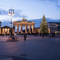 brandenburger tor mit weihnachtsbaum © sp4764