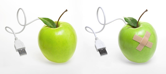 Zwei grüne Äpfel mit Usb-kabel