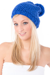 Blonde Frau mit blauer Mütze
