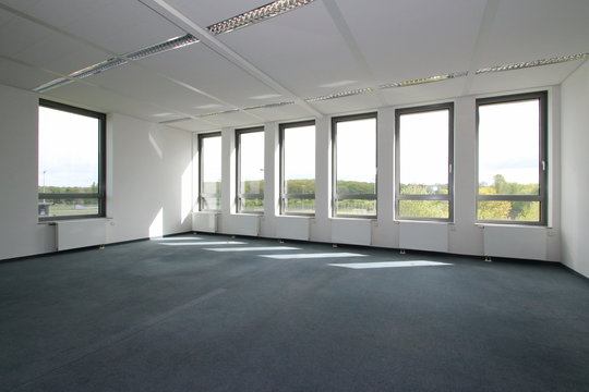 Helles Büro mit Fensterfront