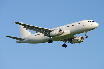 Fototapeta na wymiar Biały samolot na lotnisku Gatwick