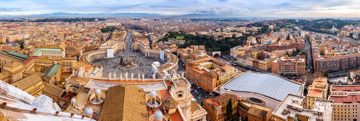 Naklejka premium Saint Peter's Square in Vatican and aerial view of Rome