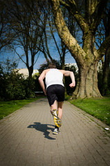 jogger rennt durch den park