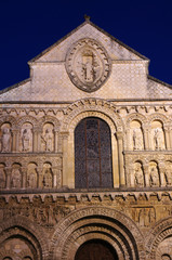 Fototapeta na wymiar fragment elewacji z Notre-Dame la Grande w Poitiers