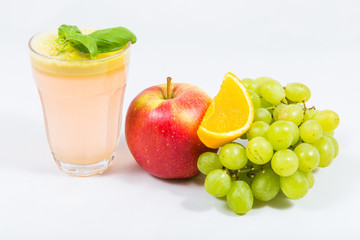 apple juice with fruit juicers