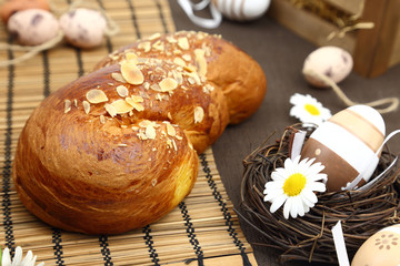 Fototapeta na wymiar Chleb i dekoracji wielkanocnych jaj