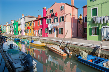 Fototapeta na wymiar Wenecja - Domy nad kanałem od wyspy Burano
