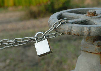 padlock and chain to lock valve