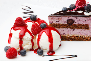 Vanilla icecream with berry coulis and fresh fruit
