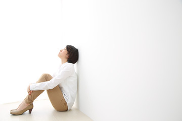 Fototapeta premium 体育座りで悩む女性