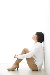 体育座りで悩む女性