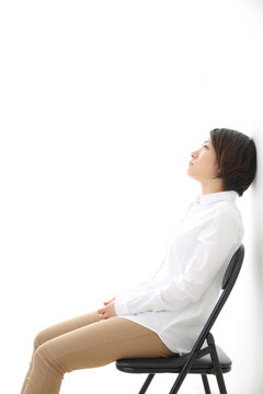 パイプ椅子に座る女性