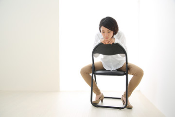 椅子に跨がる人