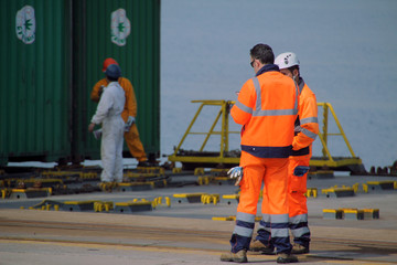 Operarios en el puerto de Bizkaia